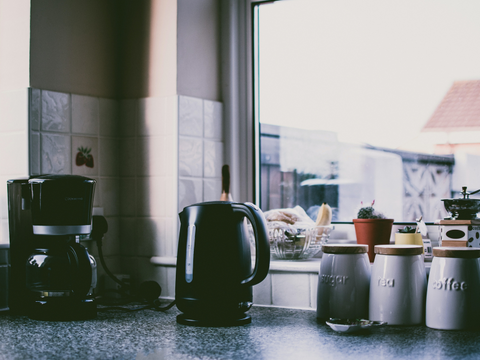 Aprende a limpiar tus dispositivos de preparación de café en casa
